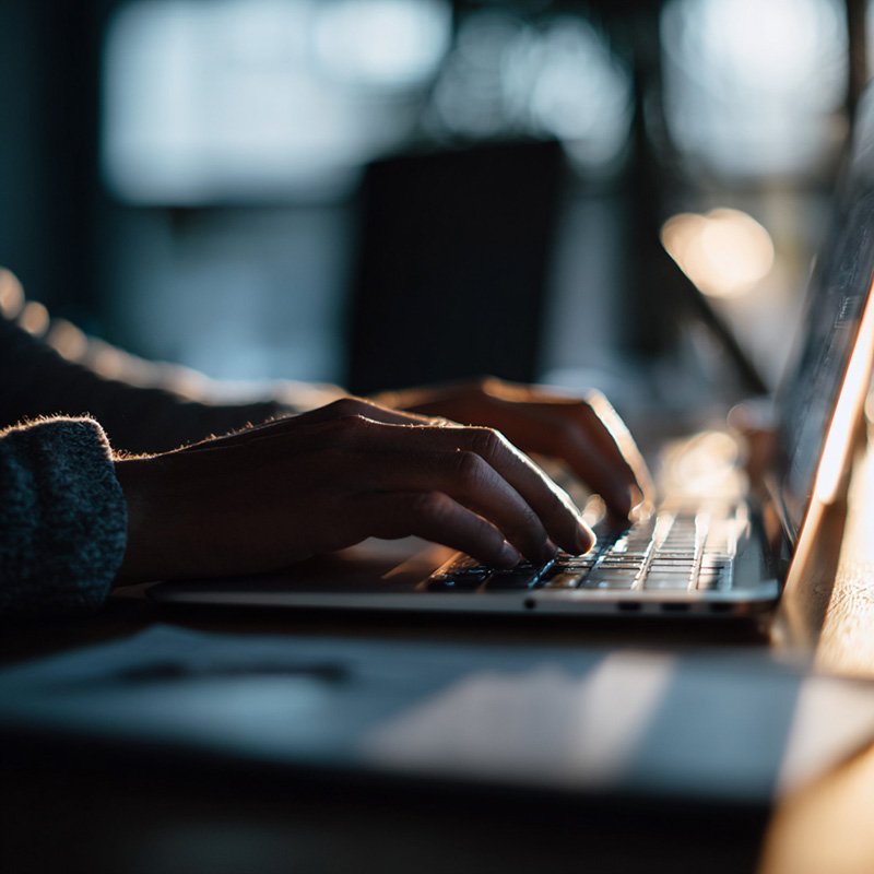 IT professional starting a free trial of Red Hat Learning Subscription on a laptop